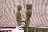 Деревянные статуи по периметру